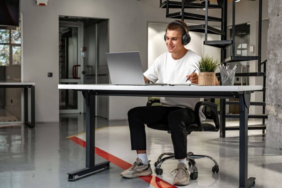 Podstawy do stołu wpływają na stabilność i ergonomię; kluczowe są geometria bazy, sztywność kolumny i profile stalowe 2–3 mm oraz stopki regulowane.